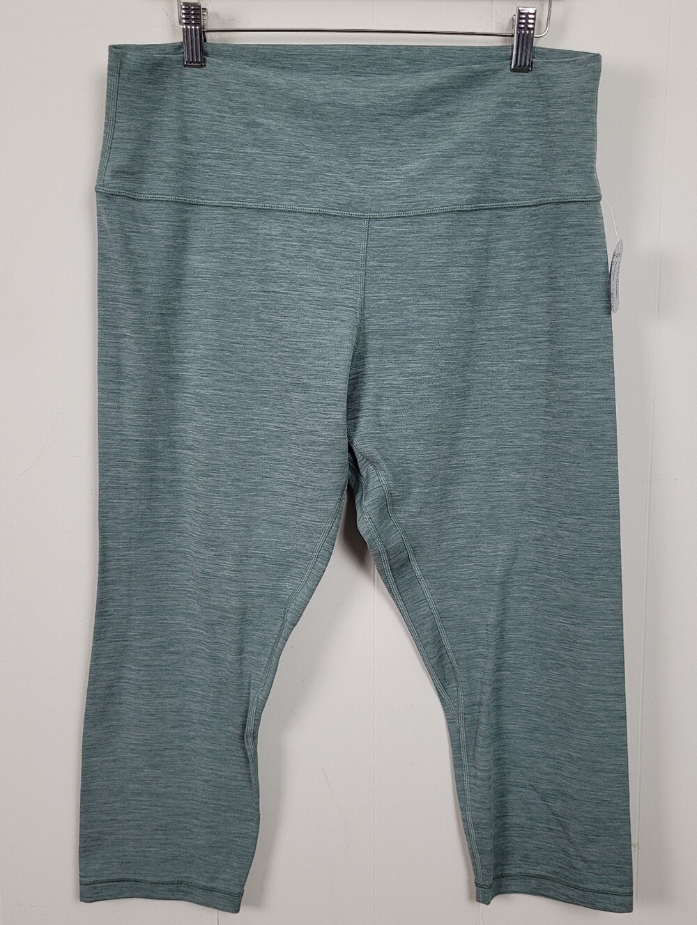 Lululemon Size 16 Sage Green High-Rise Cropped Active Leggings